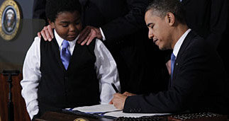 El presidente Obama en el momento de firmar la histórica ley